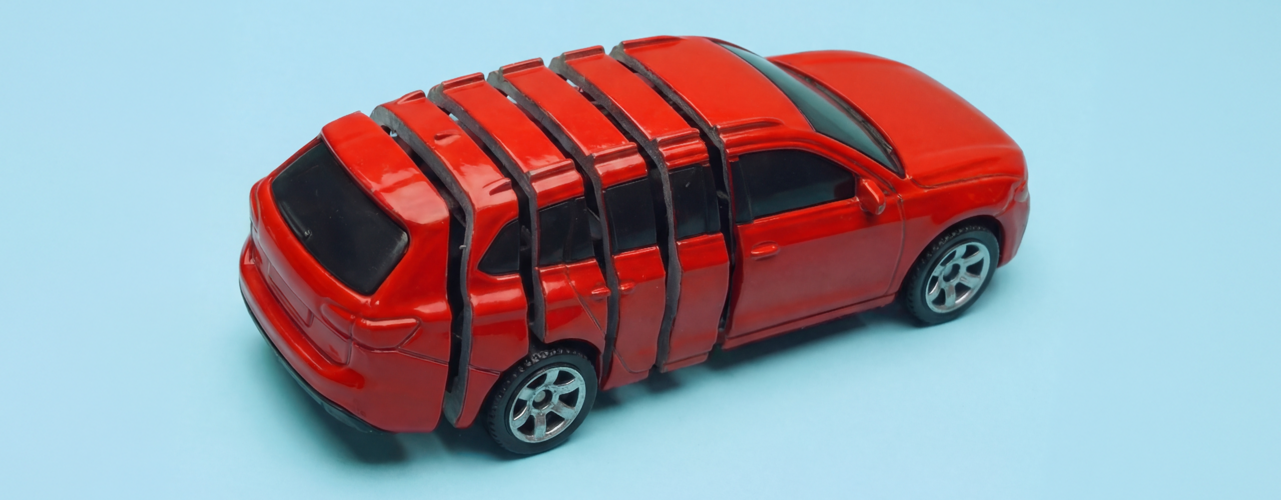 Foto van een rode auto voor een blog over het stotteren auto bij optrekken