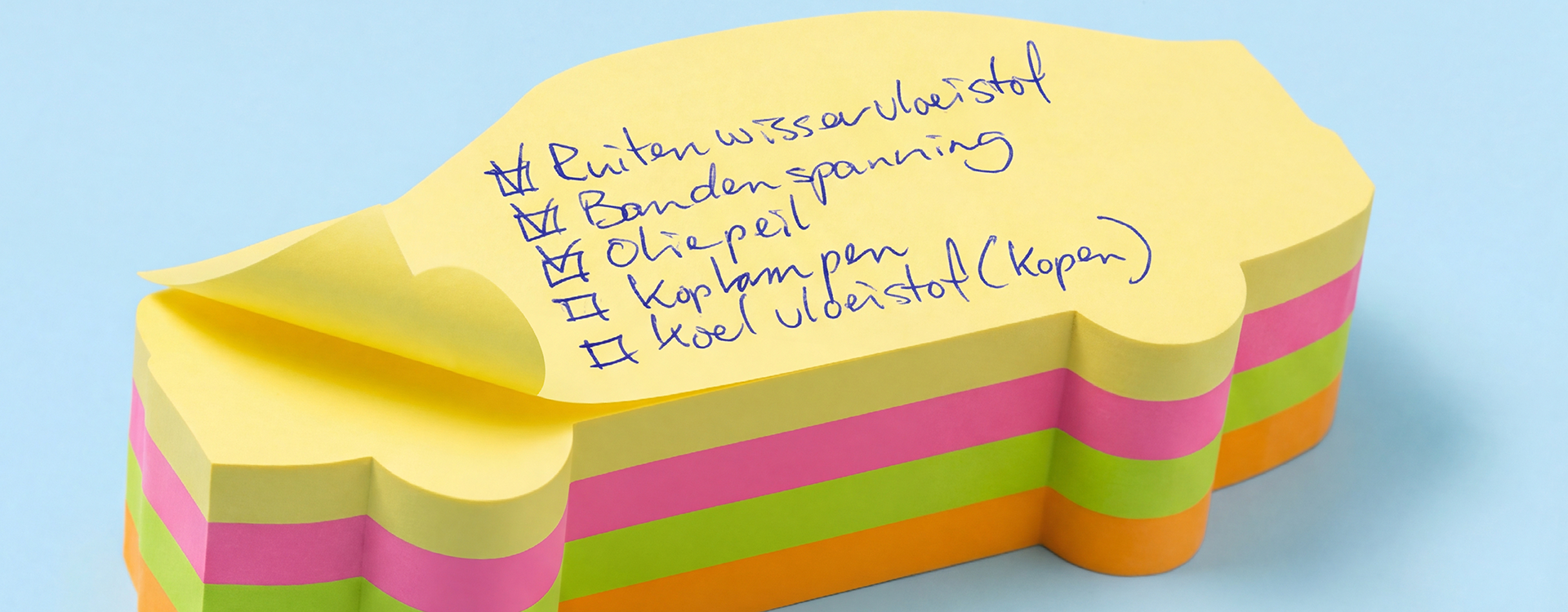Close-up van auto-vormige sticky notes met checklist voor een lange autorit