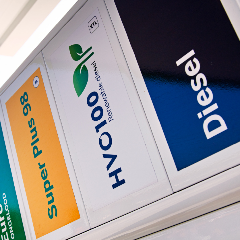 Close-up van het HVO100 renewable diesel label op een brandstofpomp